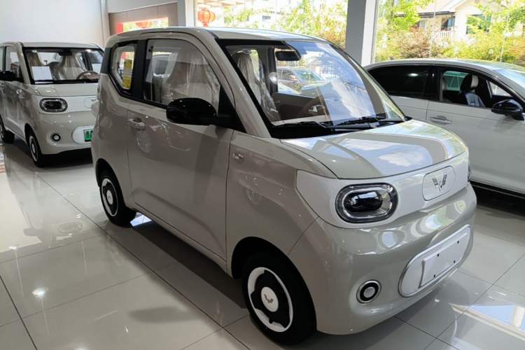 Used Wuling Hongguang MINIEV 2024 3rd Generation 215km Youth Edition Front Right 45 Deg
