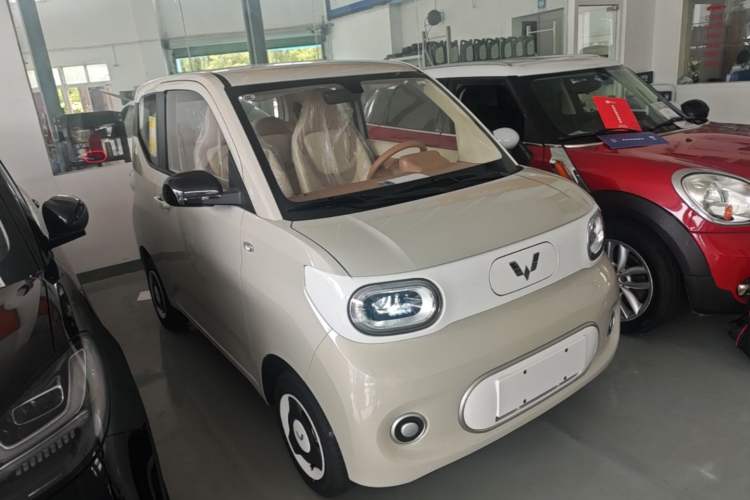 Used Wuling Hongguang MINIEV 2024 3rd Generation 215km Youth Edition Front Right 45 Deg