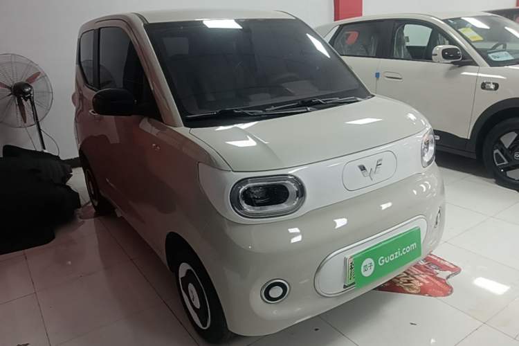 Used Wuling Hongguang MINIEV 2024 3rd Generation 215km Youth Edition Front Right 45 Deg