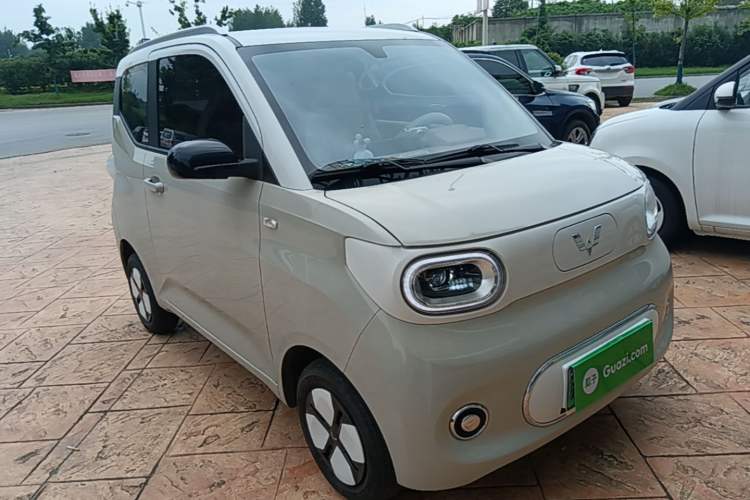 Used Wuling Hongguang MINIEV 2024 3rd Generation 215km Advanced Version Front Right 45 Deg