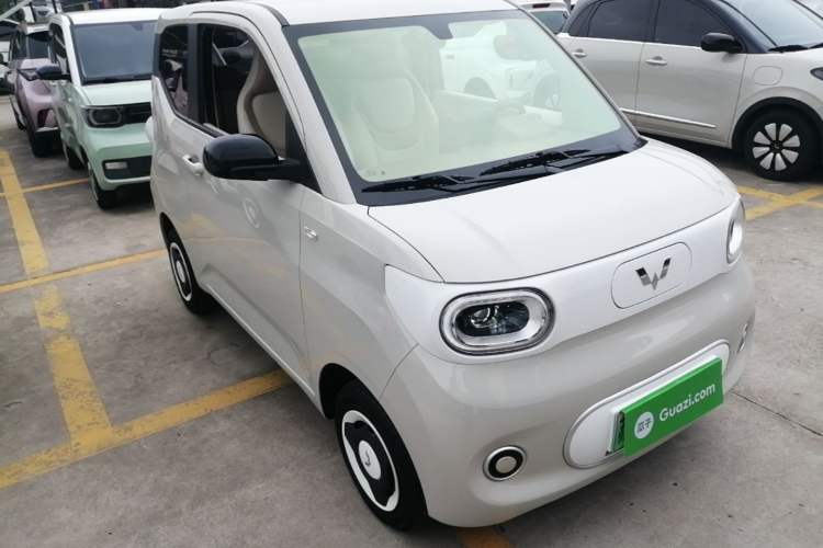 Used Wuling Hongguang MINIEV 2024 3rd Generation 215km Youth Edition Front Right 45 Deg