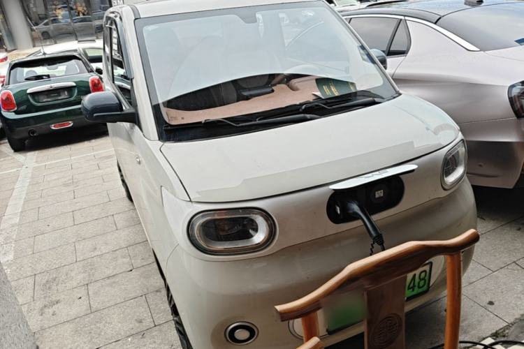 Used Wuling Hongguang MINIEV 2024 3rd Generation 215km Youth Edition Front Right 45 Deg