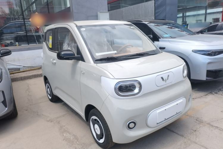 Used Wuling Hongguang MINIEV 2024 3rd Generation 215km Youth Edition Front Right 45 Deg
