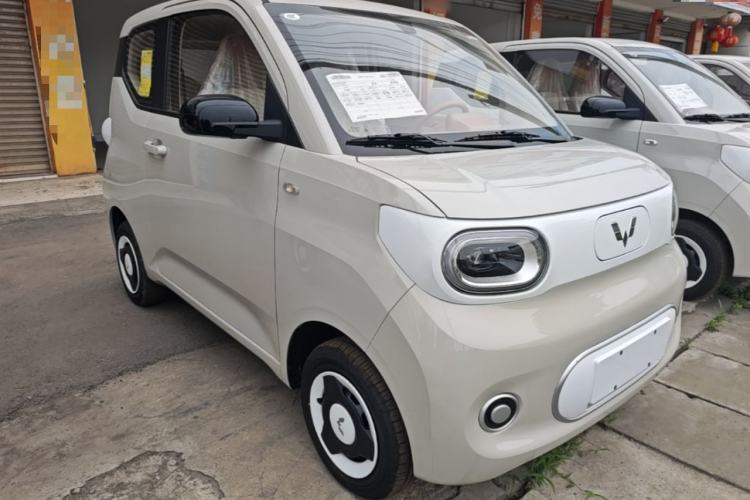 Used Wuling Hongguang MINIEV 2024 3rd Generation 215km Youth Edition Front Right 45 Deg