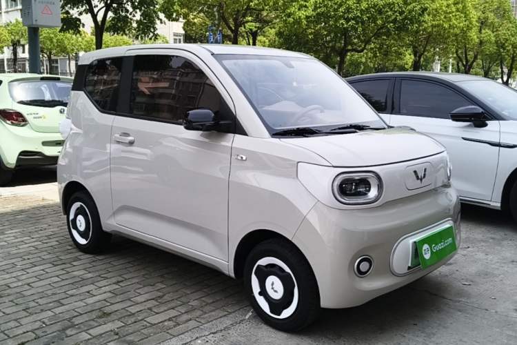 Used Wuling Hongguang MINIEV 2024 3rd Generation 215km Youth Edition Front Right 45 Deg