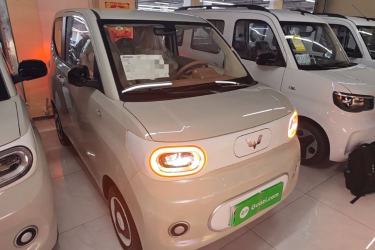 Used Wuling Hongguang MINIEV 2024 3rd Generation 215km Youth Edition Front Right 45 Deg
