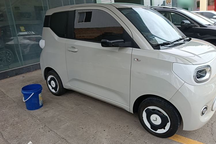 Used Wuling Hongguang MINIEV 2024 3rd Generation 215km Youth Edition Front Right 45 Deg