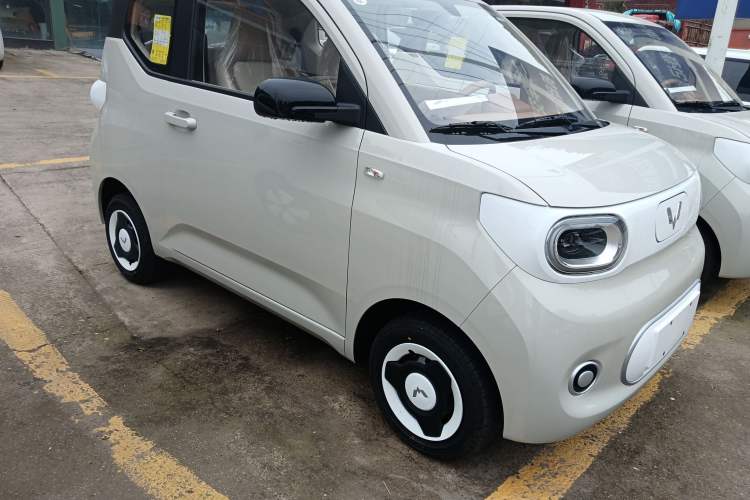 Used Wuling Hongguang MINIEV 2024 3rd Generation 215km Youth Edition Front Right 45 Deg