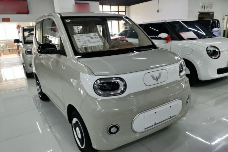 Used Wuling Hongguang MINIEV 2024 3rd Generation 215km Youth Edition Front Right 45 Deg
