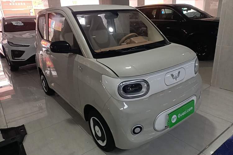 Used Wuling Hongguang MINIEV 2024 3rd Generation 215km Youth Edition Front Right 45 Deg