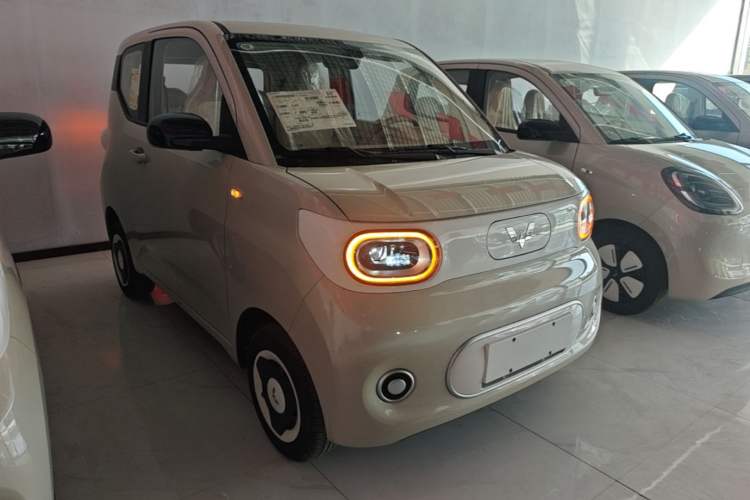 Used Wuling Hongguang MINIEV 2024 3rd Generation 215km Youth Edition Front Right 45 Deg
