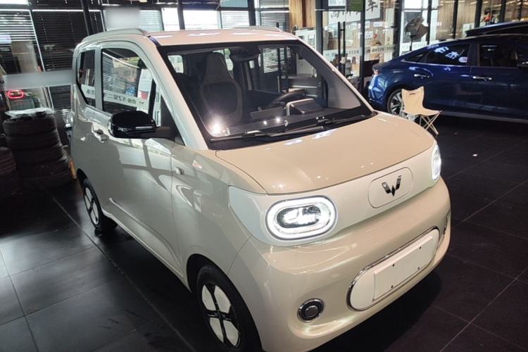 Used Wuling Hongguang MINIEV 2024 3rd Generation 215km Advanced Version Front Right 45 Deg