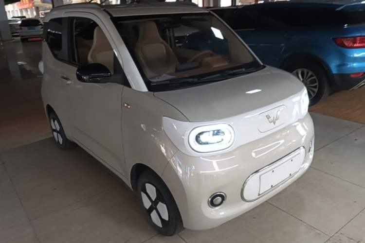 Used Wuling Hongguang MINIEV 2024 3rd Generation 215km Advanced Version Front Right 45 Deg