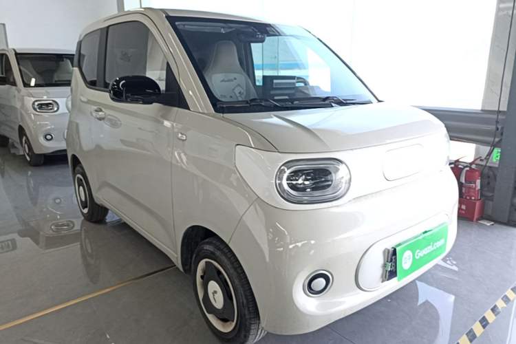 Used Wuling Hongguang MINIEV 2024 3rd Generation 215km Youth Edition Front Right 45 Deg
