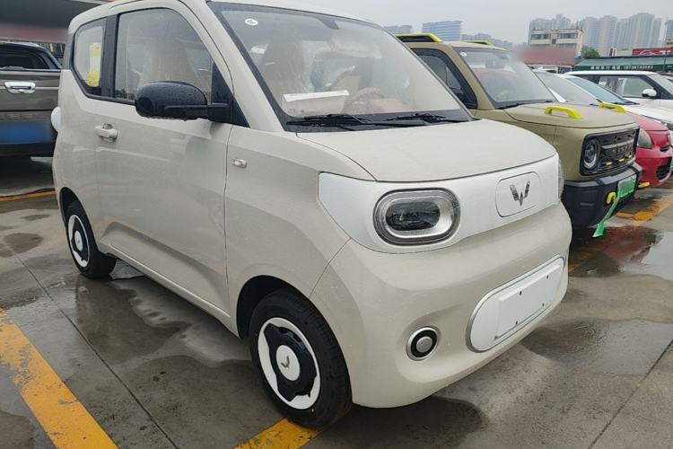 Used Wuling Hongguang MINIEV 2024 3rd Generation 215km Youth Edition Front Right 45 Deg