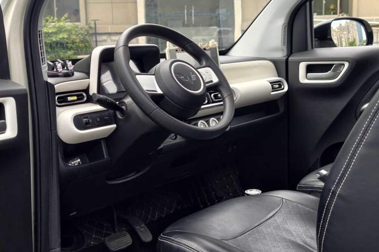 Used Wuling Hongguang MINIEV 2024 3rd Generation 215km Advanced Version Interior 1