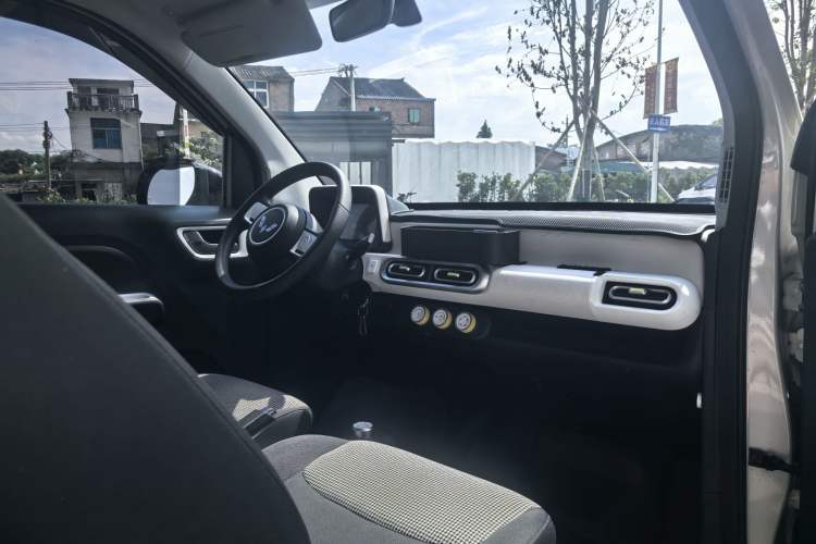 Used Wuling Hongguang MINIEV 2024 3rd Generation 215km Youth Edition Interior 2