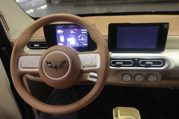 Used Wuling Hongguang MINIEV 2024 3rd Generation 215km Advanced Version Interior 3