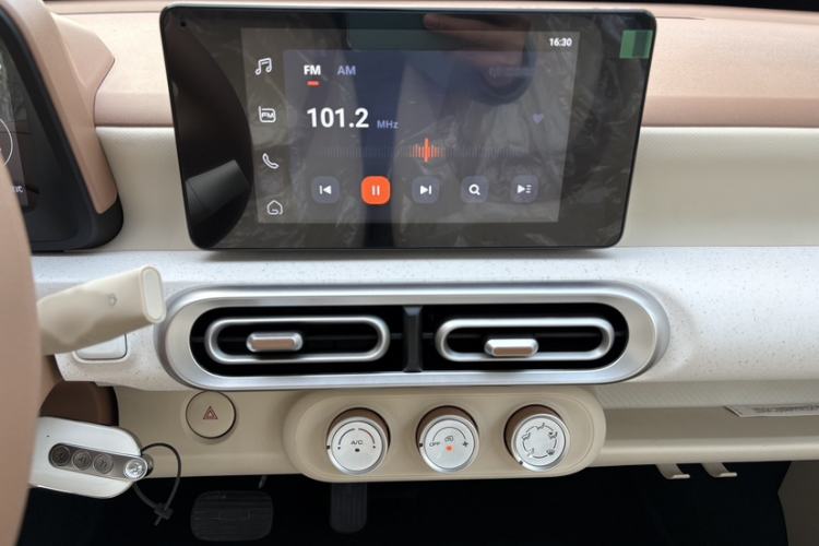 Used Wuling Hongguang MINIEV 2024 3rd Generation 215km Advanced Version Interior 4