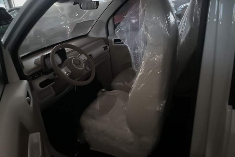 Used Wuling Hongguang MINIEV 2024 3rd Generation 215km Youth Edition Left Front Seat