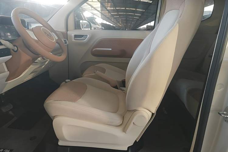 Used Wuling Hongguang MINIEV 2024 3rd Generation 215km Advanced Version Left Front Seat