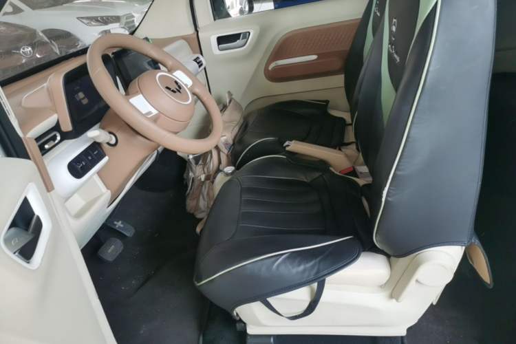 Used Wuling Hongguang MINIEV 2024 3rd Generation 215km Advanced Version Left Front Seat