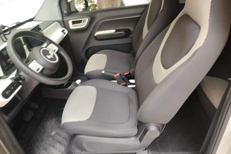 Used Wuling Hongguang MINIEV 2024 3rd Generation 215km Advanced Version Left Front Seat
