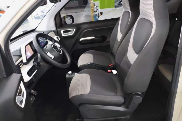 Used Wuling Hongguang MINIEV 2024 3rd Generation 215km Advanced Version Left Front Seat