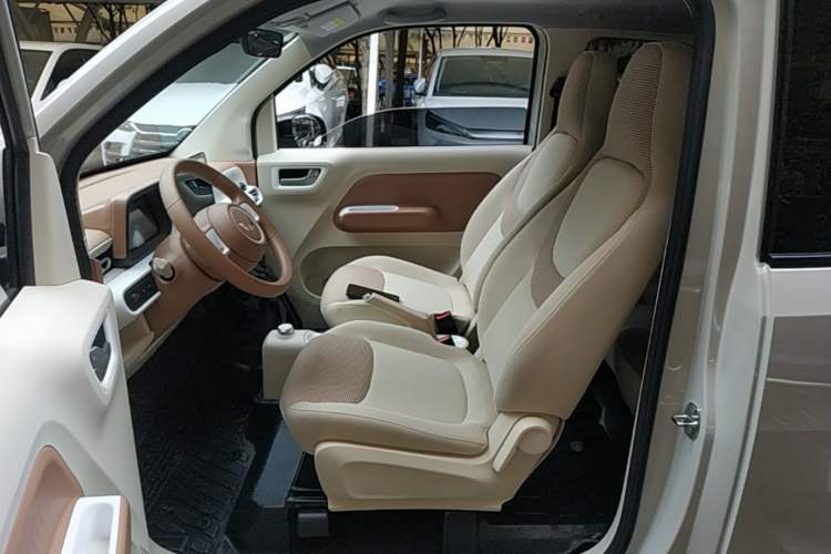 Used Wuling Hongguang MINIEV 2024 3rd Generation 215km Advanced Version Left Front Seat