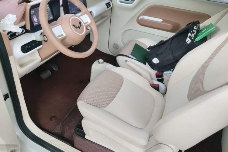 Used Wuling Hongguang MINIEV 2024 3rd Generation 215km Advanced Version Left Front Seat