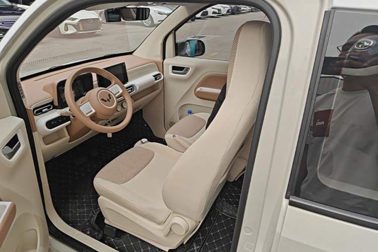 Used Wuling Hongguang MINIEV 2024 3rd Generation 215km Advanced Version Left Front Seat