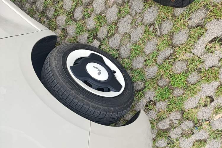 Used Wuling Hongguang MINIEV 2024 3rd Generation 215km Youth Edition Left Front Wheel Hub