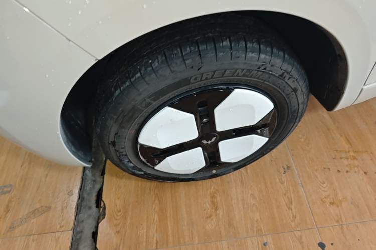 Used Wuling Hongguang MINIEV 2024 3rd Generation 215km Advanced Version Left Front Wheel Hub