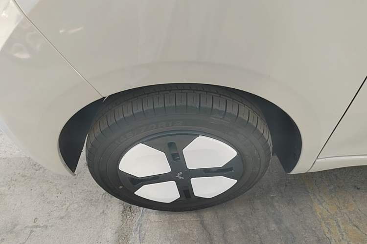 Used Wuling Hongguang MINIEV 2024 3rd Generation 215km Advanced Version Left Front Wheel Hub