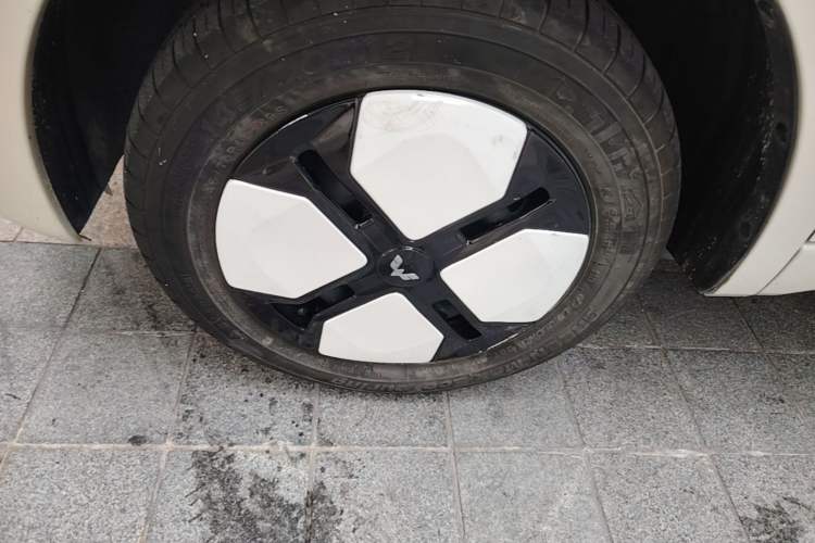Used Wuling Hongguang MINIEV 2024 3rd Generation 215km Advanced Version Left Front Wheel Hub