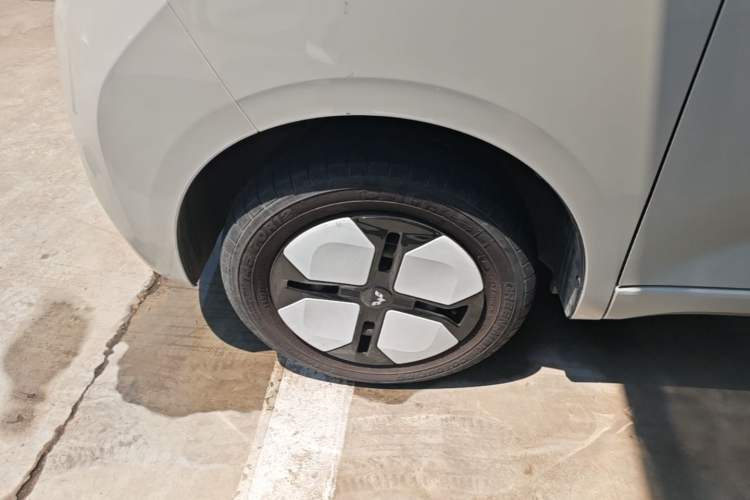 Used Wuling Hongguang MINIEV 2024 3rd Generation 215km Advanced Version Left Front Wheel Hub