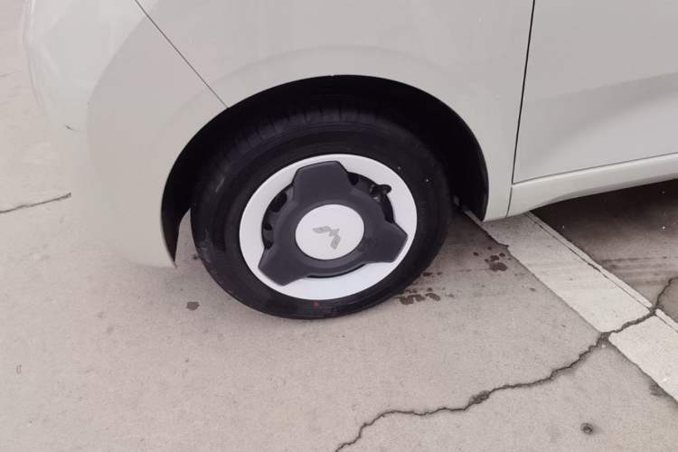 Used Wuling Hongguang MINIEV 2024 Third Generation 120 km Left Front Wheel Hub