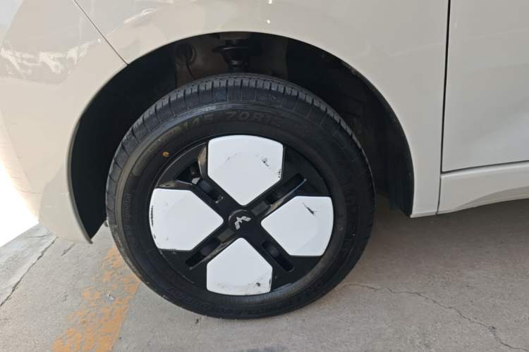 Used Wuling Hongguang MINIEV 2024 3rd Generation 215km Advanced Version Left Front Wheel Hub