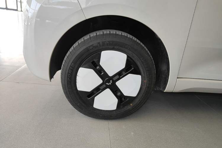 Used Wuling Hongguang MINIEV 2024 3rd Generation 215km Advanced Version Left Front Wheel Hub