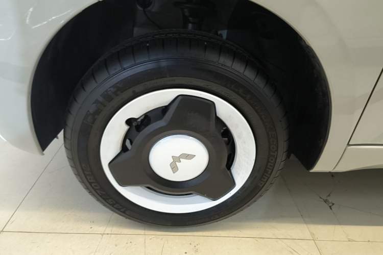 Used Wuling Hongguang MINIEV 2024 3rd Generation 215km Youth Edition Left Front Wheel Hub