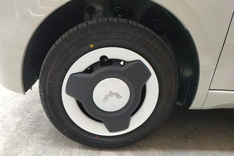 Used Wuling Hongguang MINIEV 2024 3rd Generation 215km Advanced Version Left Front Wheel Hub