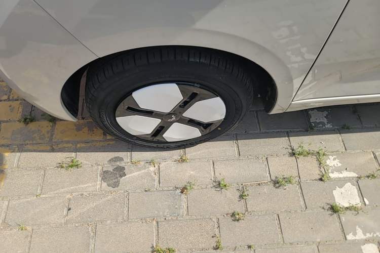 Used Wuling Hongguang MINIEV 2024 3rd Generation 215km Advanced Version Left Front Wheel Hub