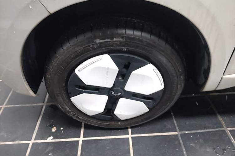 Used Wuling Hongguang MINIEV 2024 3rd Generation 215km Advanced Version Left Front Wheel Hub
