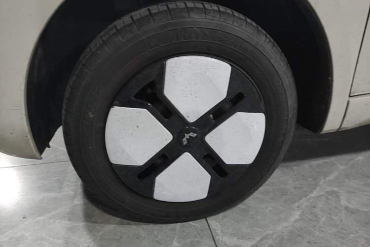 Used Wuling Hongguang MINIEV 2024 3rd Generation 215km Advanced Version Left Front Wheel Hub