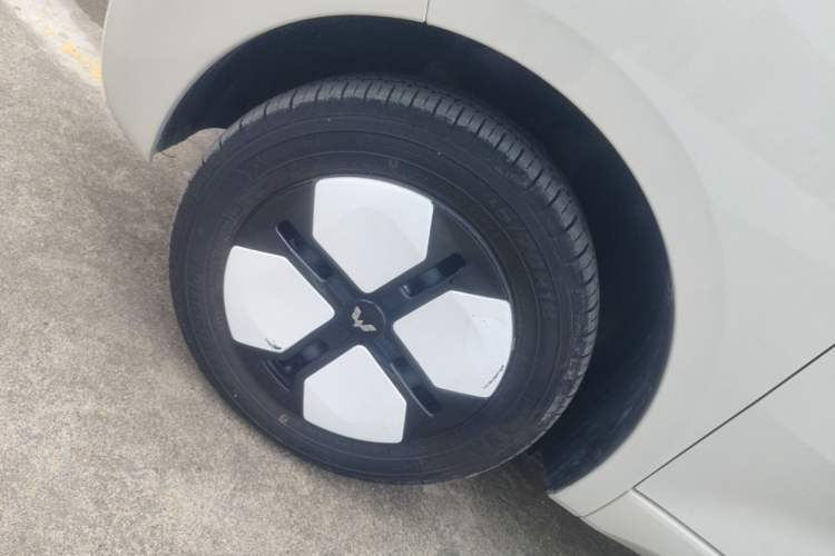 Used Wuling Hongguang MINIEV 2024 3rd Generation 215km Advanced Version Left Front Wheel Hub