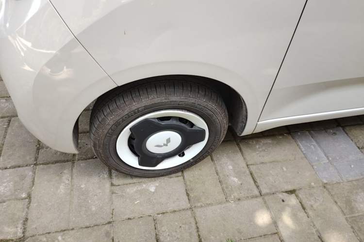 Used Wuling Hongguang MINIEV 2024 3rd Generation 215km Youth Edition Left Front Wheel Hub