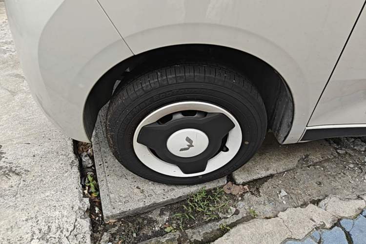Used Wuling Hongguang MINIEV 2024 3rd Generation 215km Youth Edition Left Front Wheel Hub