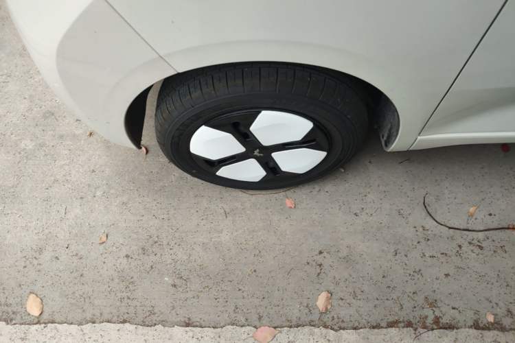 Used Wuling Hongguang MINIEV 2024 3rd Generation 215km Advanced Version Left Front Wheel Hub