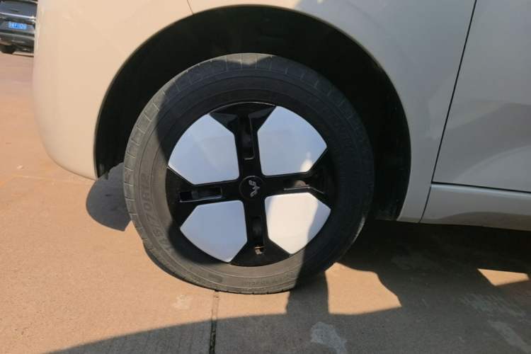 Used Wuling Hongguang MINIEV 2024 3rd Generation 215km Advanced Version Left Front Wheel Hub