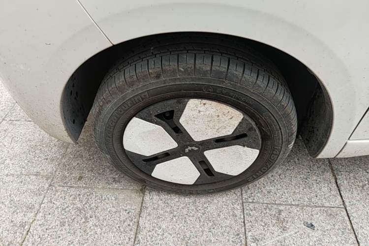 Used Wuling Hongguang MINIEV 2024 3rd Generation 215km Advanced Version Left Front Wheel Hub